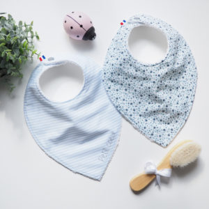 Bavoir bandana petit coeur bleu rayé et fleuri