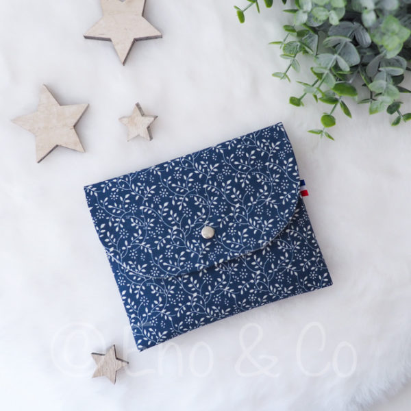 Pochette discrète fleur bleue