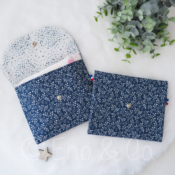 Pochette discrète fleur bleue