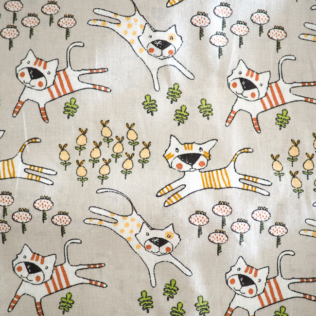 Tissu fond beige avec chats