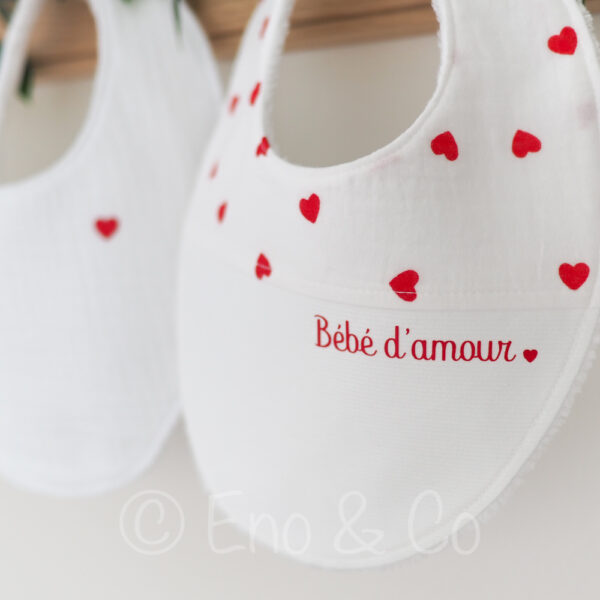 Bavoir en double gaze de coton blanc avec des coeurs rouges avec inscription bébé d'amour