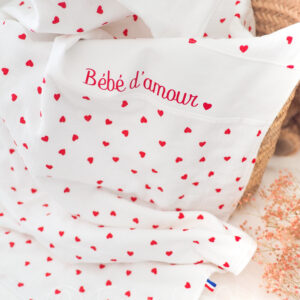 Couverture bébé d'amour en double gaze blanche avec des coeurs rouge