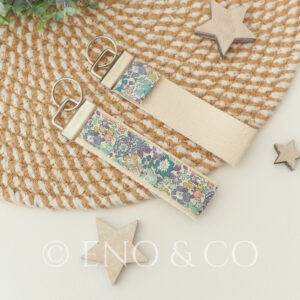 Porte clés personnalisable Liberty aux motifs fleuri vert et violet Liberty MIchelle