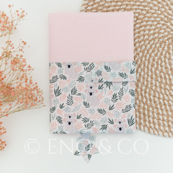 Protège carnet de santé rose avec des petits koala gris et des feuilles vertes