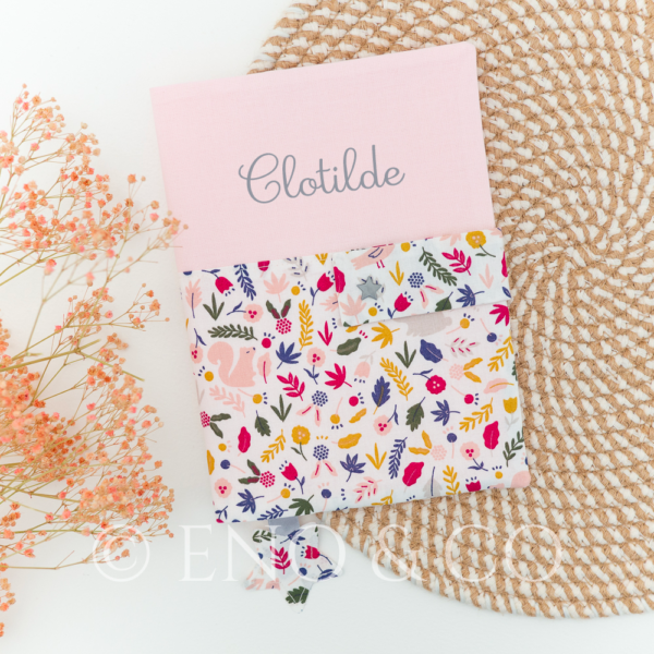 Protège carnet de santé pour petite fille rose et motifs forêt multicolores