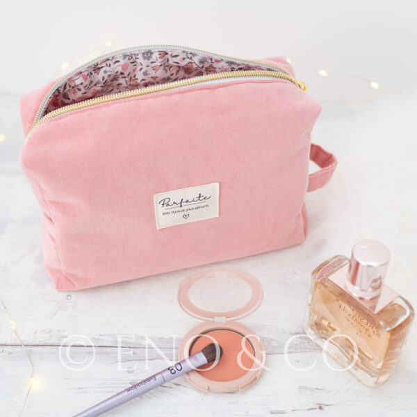 Trousse à maquillage ou trousse de toilette en velours milleraie rose avec une jolie étiquette écrit dessus parfaite avec de jolis défaut. L'intérieur à 5 poches et est en tissu fleuri rose et gris.