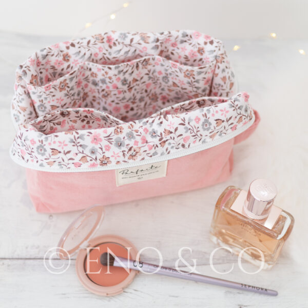 TROUSSE A MAQUILLAGE ROSE EN VELOURS. INTÉRIEUR A FLEURS ROSES