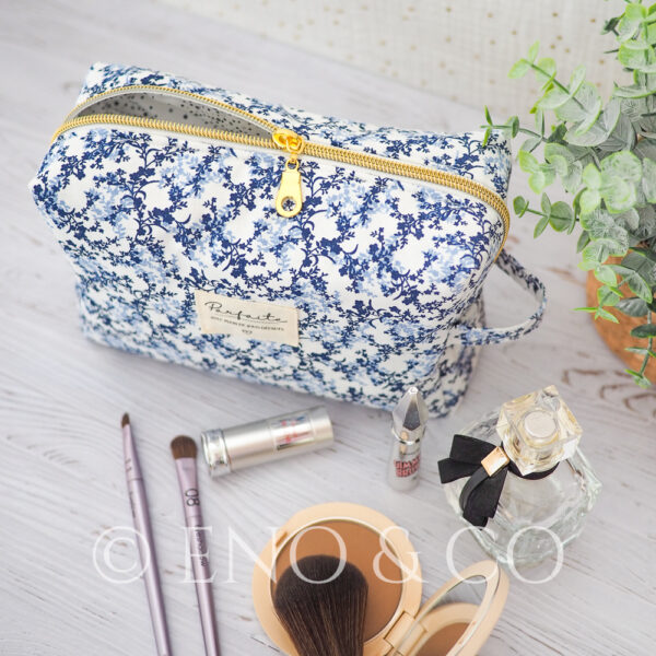 Trousse à maquillage Fleur Bleue sur fond blanc