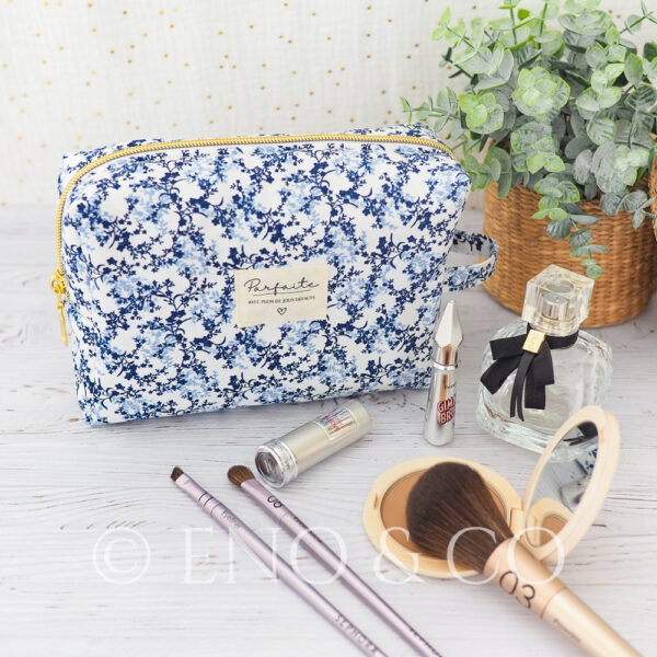 Trousse à maquillage Fleur Bleue sur fond blanc