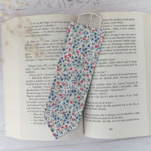 Marque pages en tissu avec un motif de mini fleurs bleues et rouges sur fond blanc