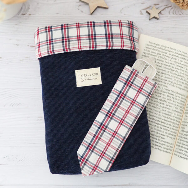 Pochette à livres velours avec son marque page assorti à carreau rouge et bleu