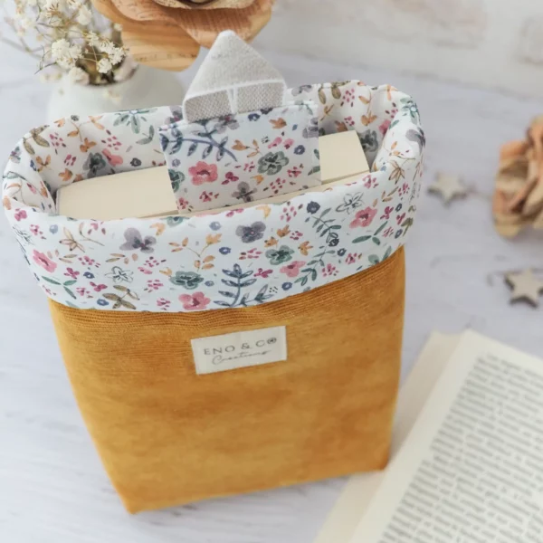 Pochette à livres avec son marque page fleuri velours moutarde