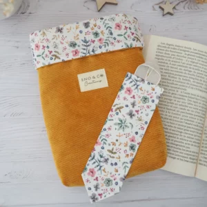 Pochette à livres avec son marque page fleuri velours moutarde