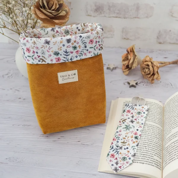 Pochette à livres avec son marque page fleuri velours moutarde