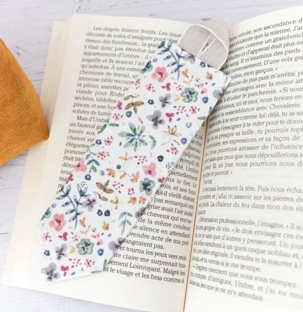 Pochette à livres avec son marque page fleuri velours moutarde