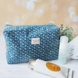 Trousse de toilette Ellen bleue aux motifs floral bleus et moutarde