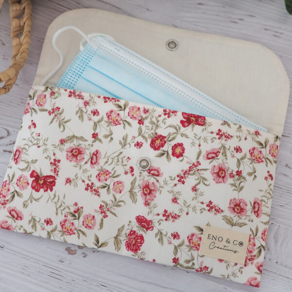 Pochette de rangement Romy fond beige et fleurs anglaises rouges et roses